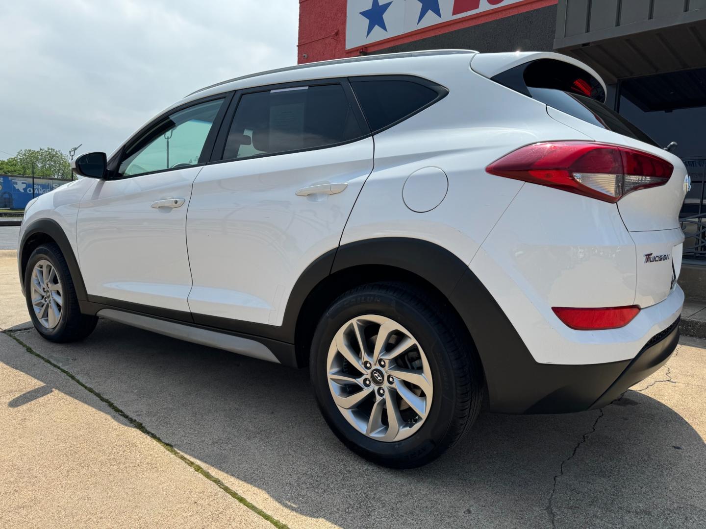 2018 WHITE HYUNDAI TUCSON BASE; SPORT; (KM8J33A40JU) , located at 5900 E. Lancaster Ave., Fort Worth, TX, 76112, (817) 457-5456, 0.000000, 0.000000 - Photo#7